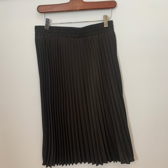 Tahari Black Plisse  Midi Skirt Size Small - Picture 4 of 6